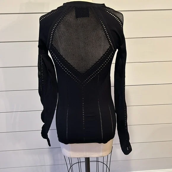 Athleta black long sleeve cut out top. Size small - Picture 3 of 6